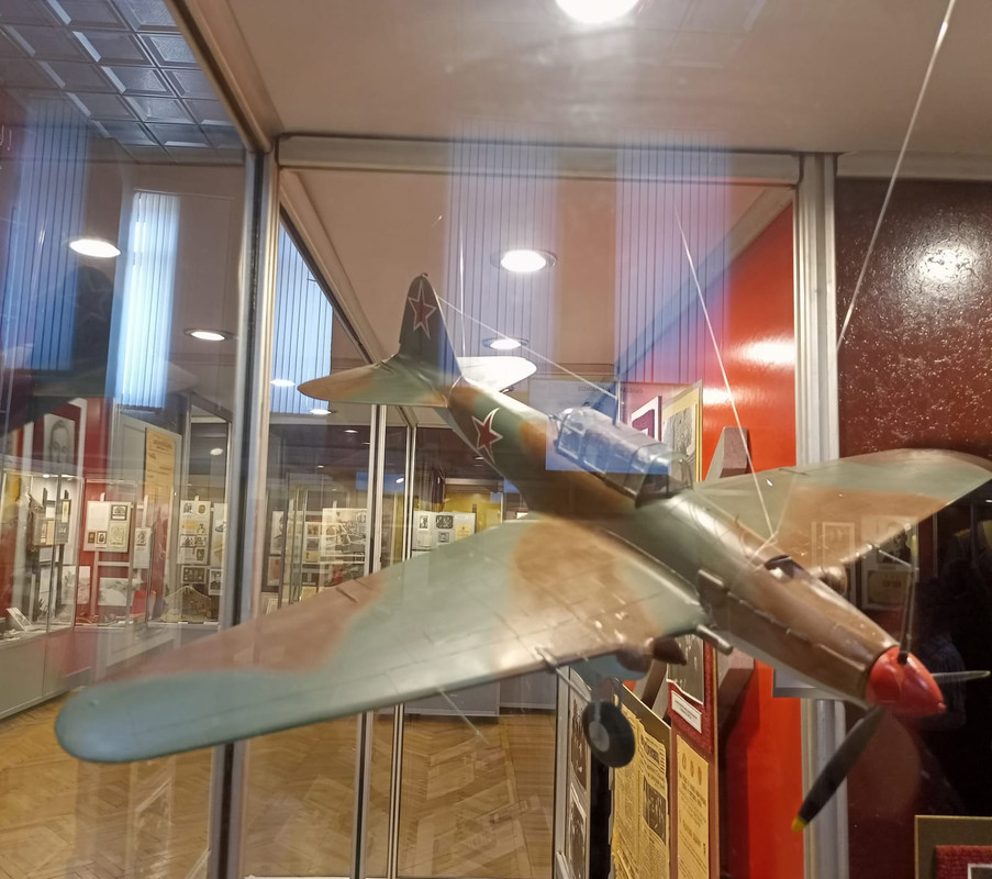 Ил-2  производили в  цехе № 381 Уральского танкового завода имени Коминтерна в 1941-1942 гг. (3)