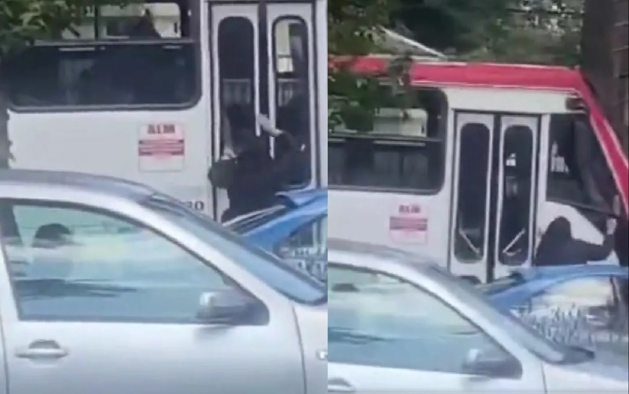 Mujer enloquece a media avenida y destruye autobús a puñetazos: video