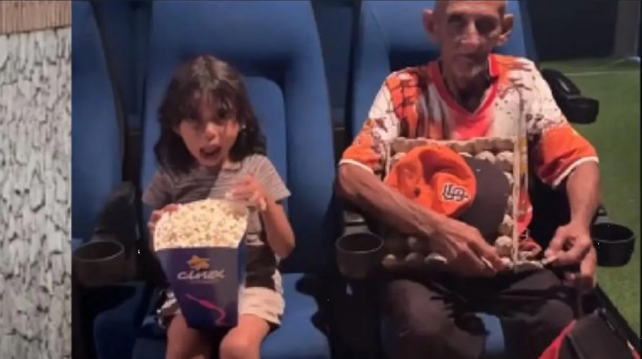 Abuelito y nieta van al cine por primera vez y emocionan a las redes sociales