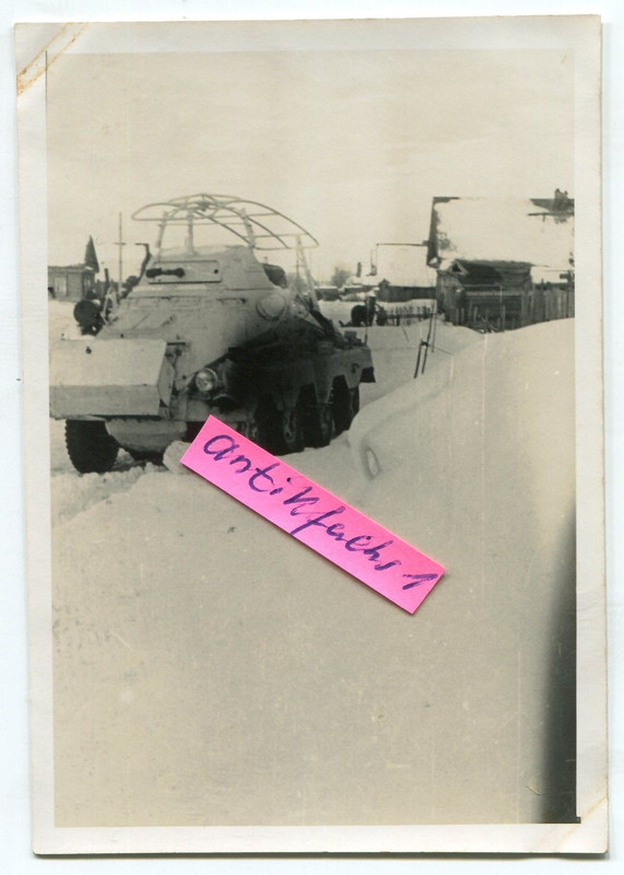 Deutscher Funk-Schützen-Panzer in weiß mit Ramme