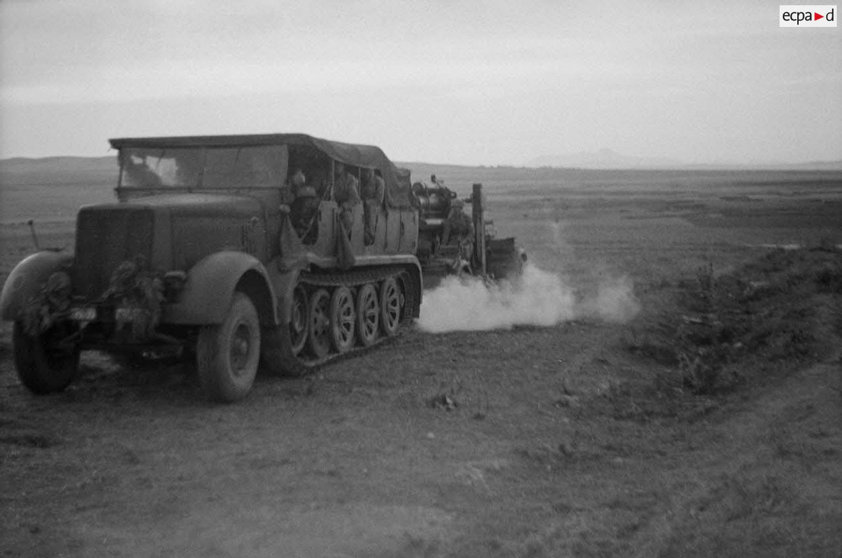 Un semi-chenillé Sd.Kfz. 7 tractant un canon de 8,8 cm FlaK.