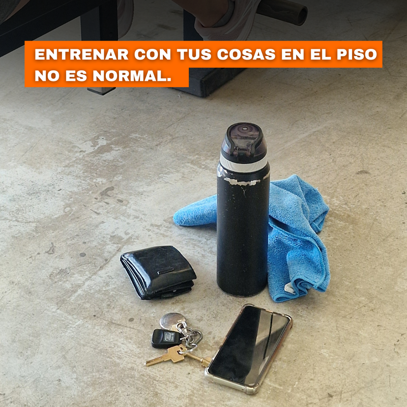 Celular, botella y pertenencias en el piso del gimnasio