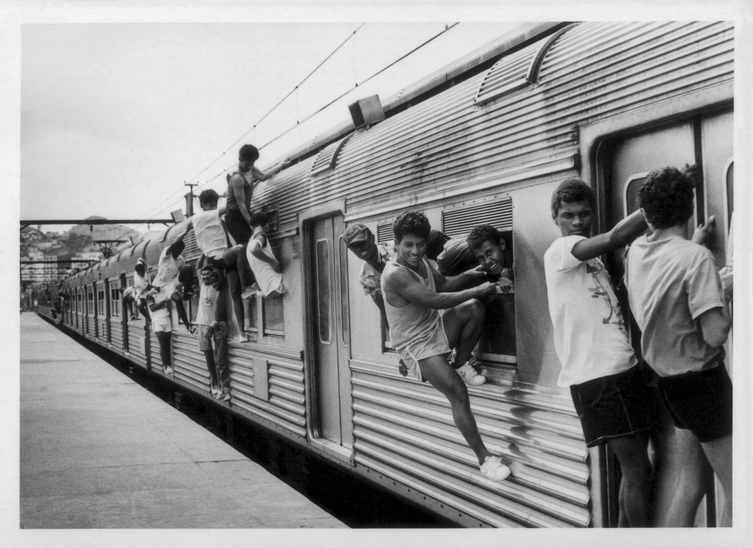 Pingente no trem, década de 1990 - Foto Wilson Alves Cordeiro