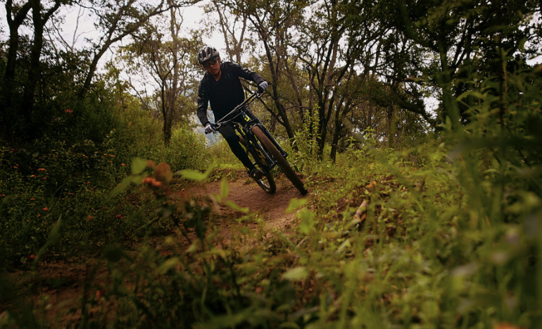 Vive la emoción del ciclismo de montaña en paisaje &uacut