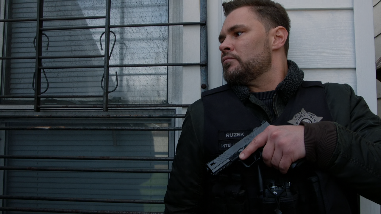 Chicago.P.D.S09E22.You.and.Me.1080p.10bit.AMZN.WEB-DL.DDP5.1.HEVC-Vyndros.mkv_snapshot_36.26_[2022.0