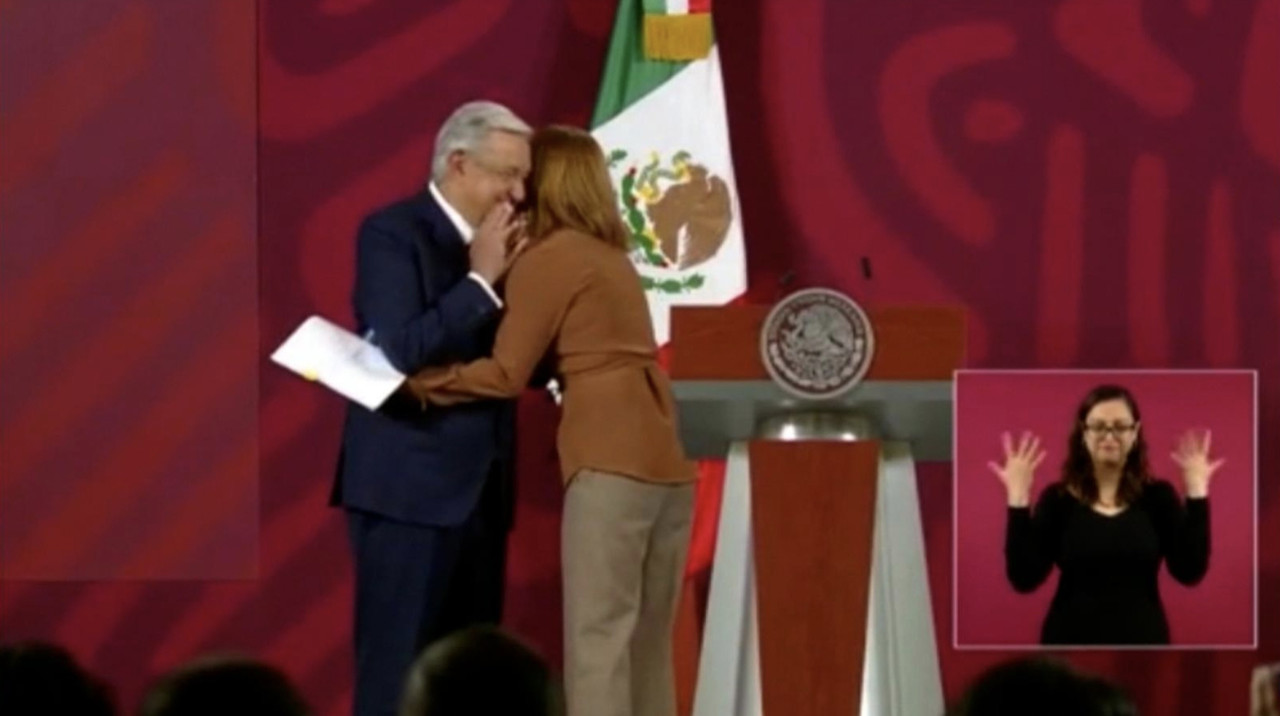 AMLO rechaza abrazo de Tatiana Clouthier en la mañanera