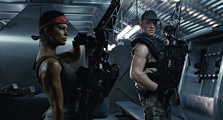 JENETTE-GOLDSTEIN-ALIENS-FOTOR.jpg