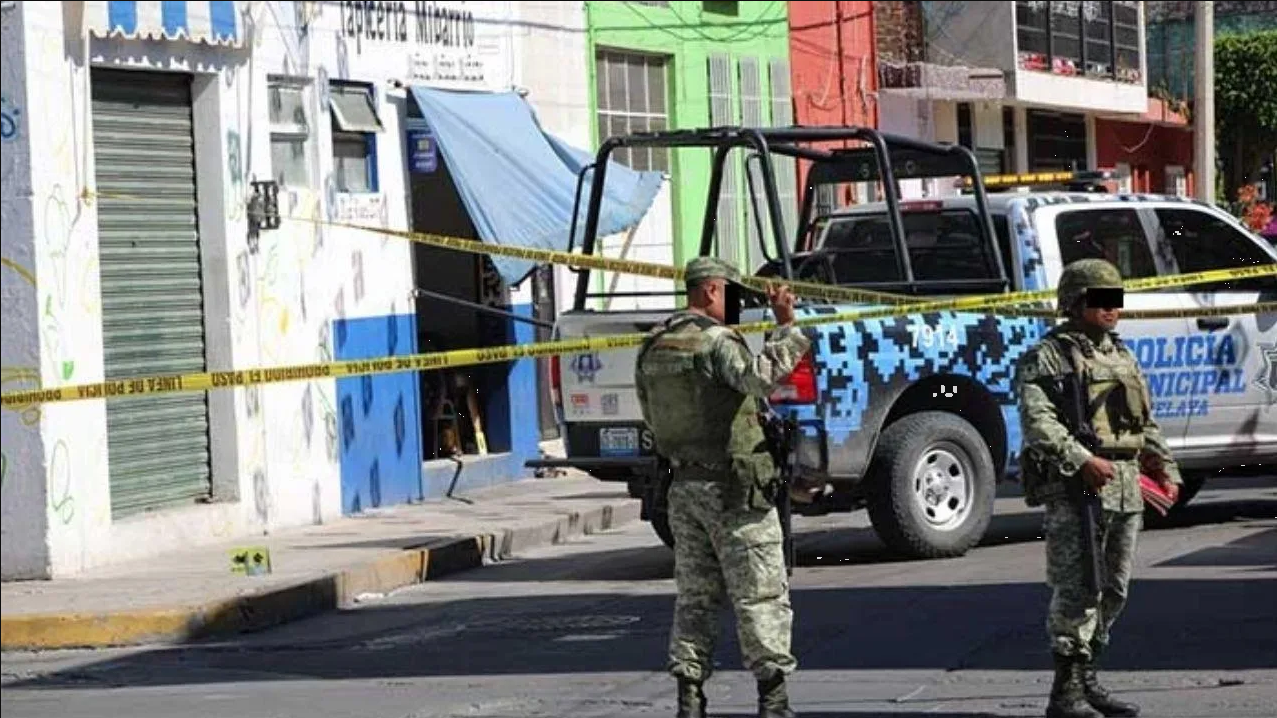Sicarios matan a 3 hombres en una tapicería de Celaya