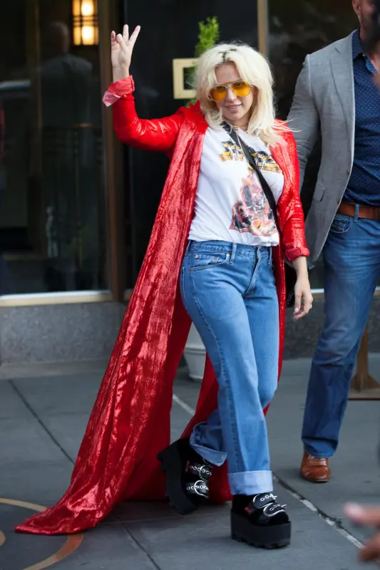 6-22-15-Leaving-her-apartment-in-NYC-004