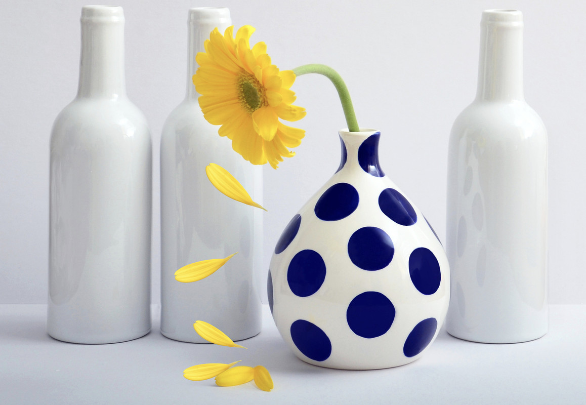 bluewhitespottedyellowjarflower.jpg