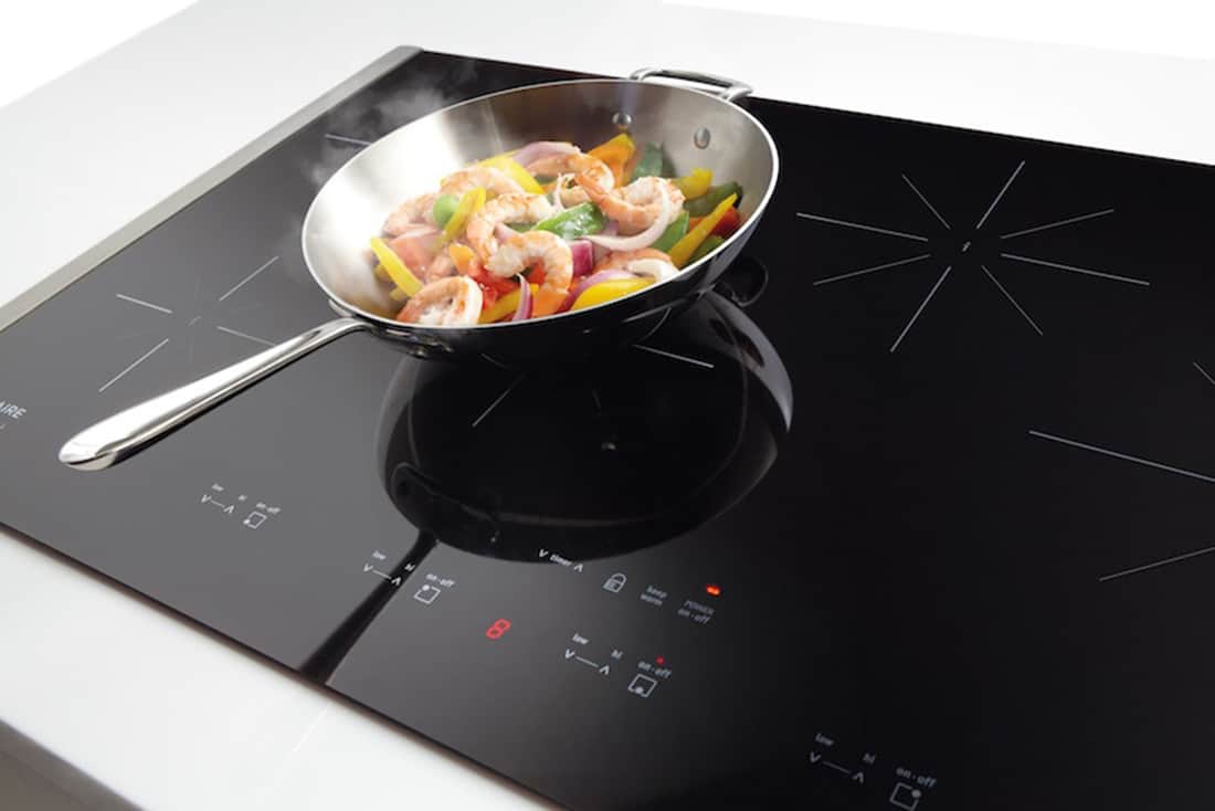 Joven cocinó un huevo sin sartén por no saber usar cocina eléctrica