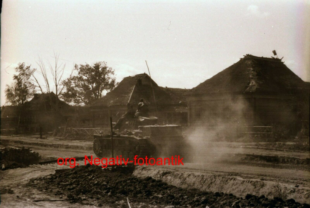 Foto orig. Negativ Ostfront Panzer III Vormarsch Kolchose Staub Straße Soldaten