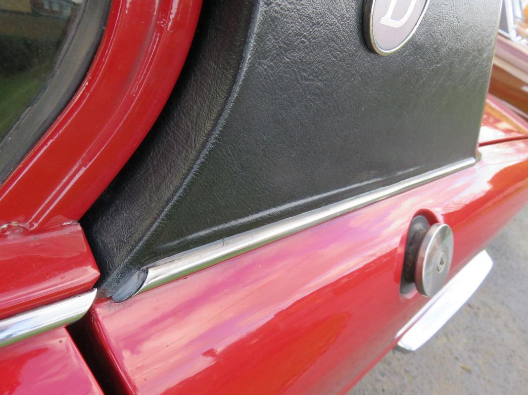 D post chrome trim sealed