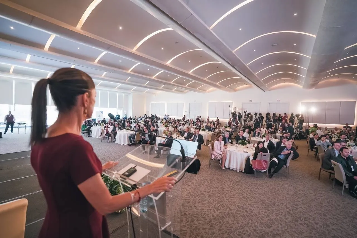 Sheinbaum proyecta corredores industriales ante empresarios de NL