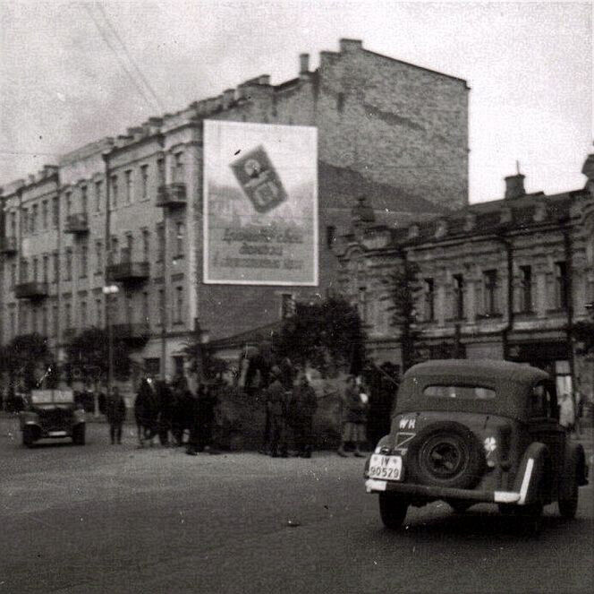 Org.Foto, PKW Cabrio mit Kennung Plakate Straße Bevölkerung in Kiew UKRAINE