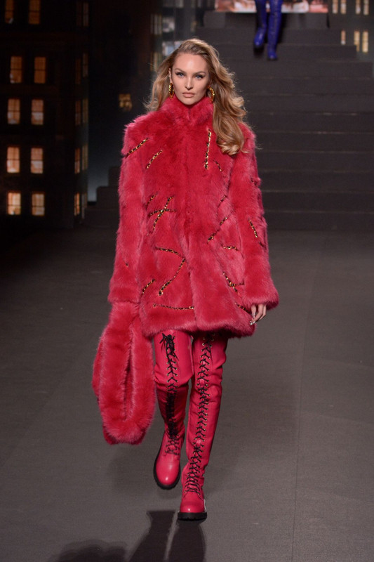 candice-swanepoel-at-moschino-x-h-m-runway-show-in-new-york-10-2