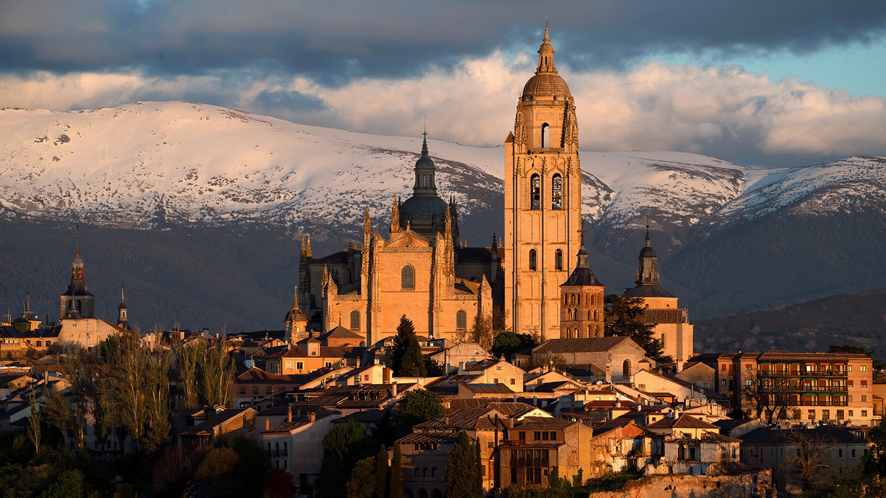 Kathedraal van Segovia met de Sierra de Guadarrama, 26-04-2025