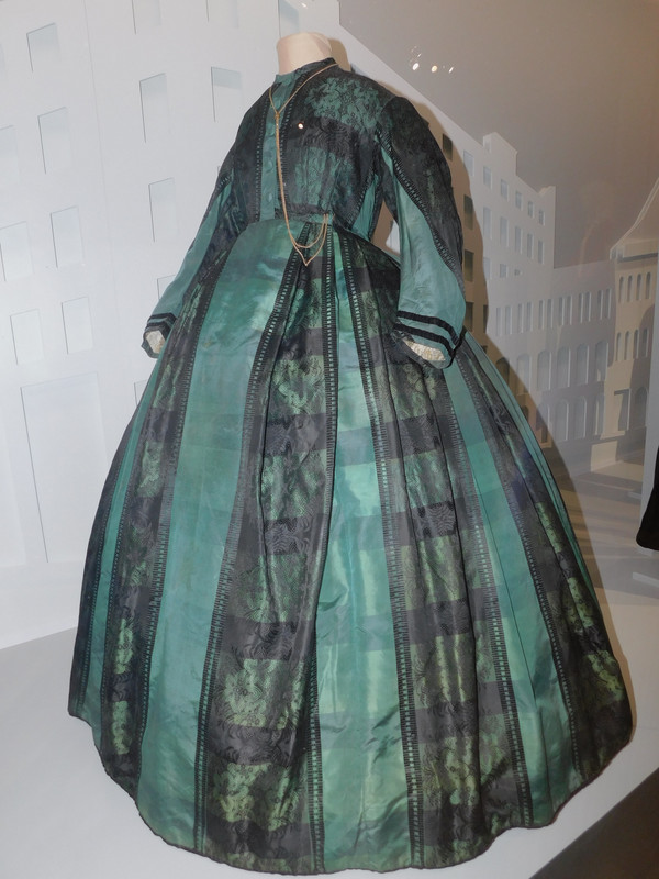 Выставка в музее Революции Кринолин и пр 051