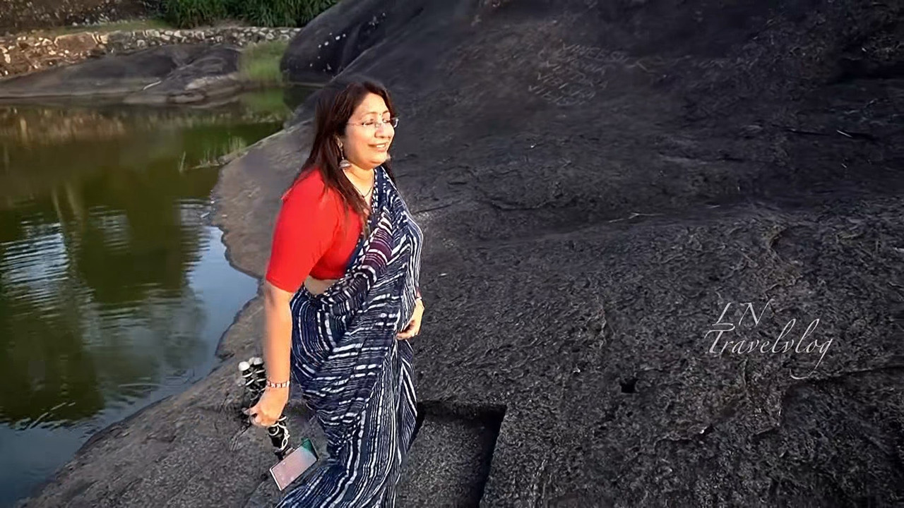 Lekshmi Nair Navel Slips,Huge Boobs and Ass.mkv_snapshot_00.34.861