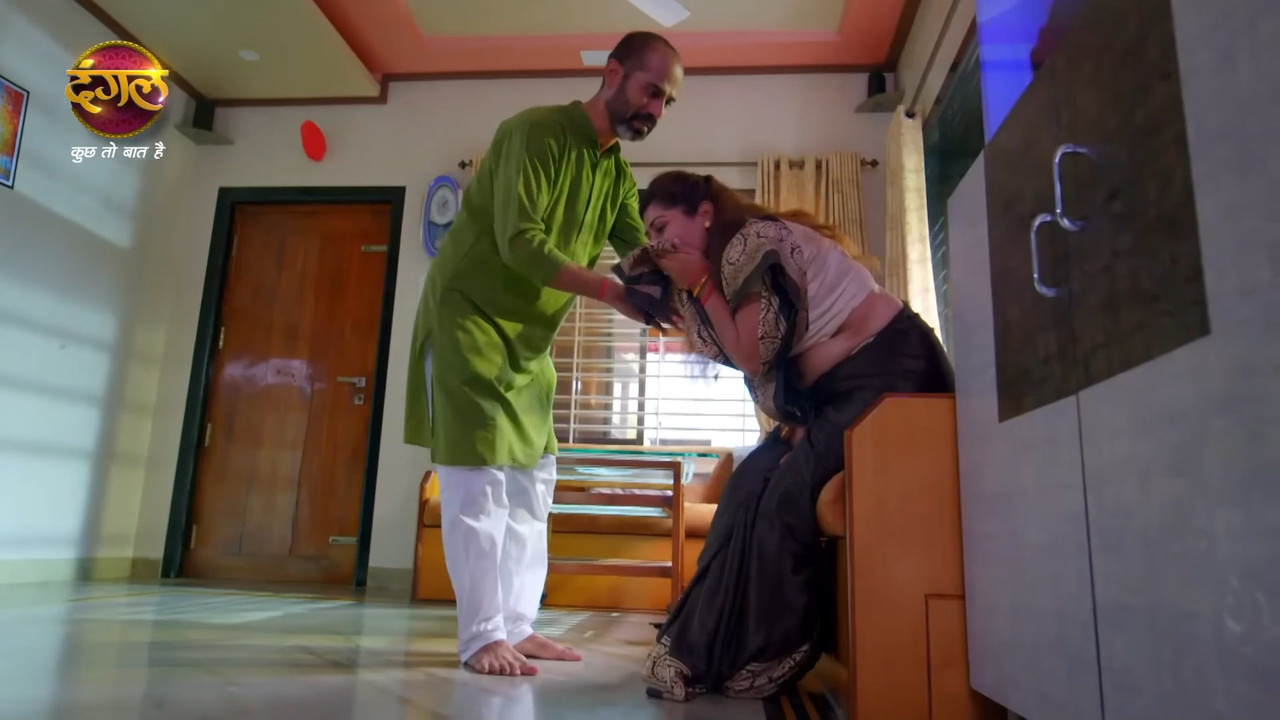 chubby serial actress sexy navel slips in saree.mkv_snapshot_00.24.413