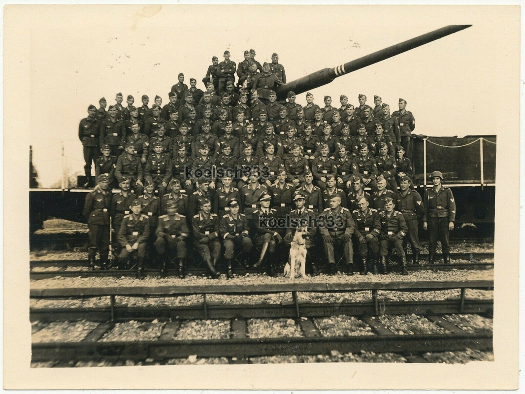 Foto Führerkorps der Eisenbahnflak vor Geschützwaggon ! Gruppenfoto mit Hund !