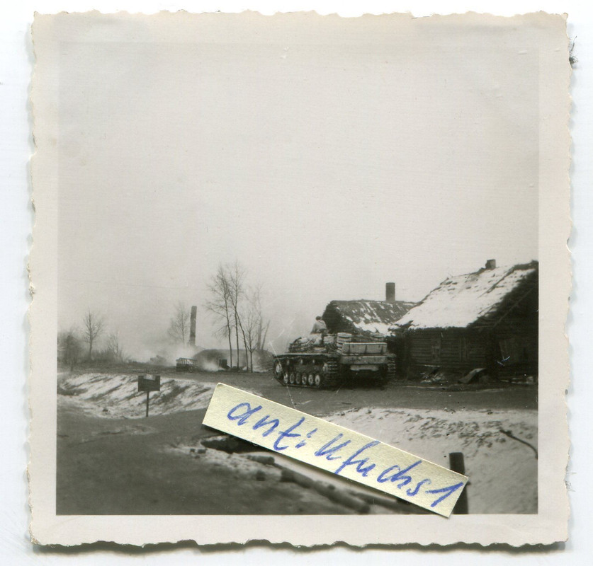 Panzer-Sturmgeschütz in weiß an der Rollbahn bei