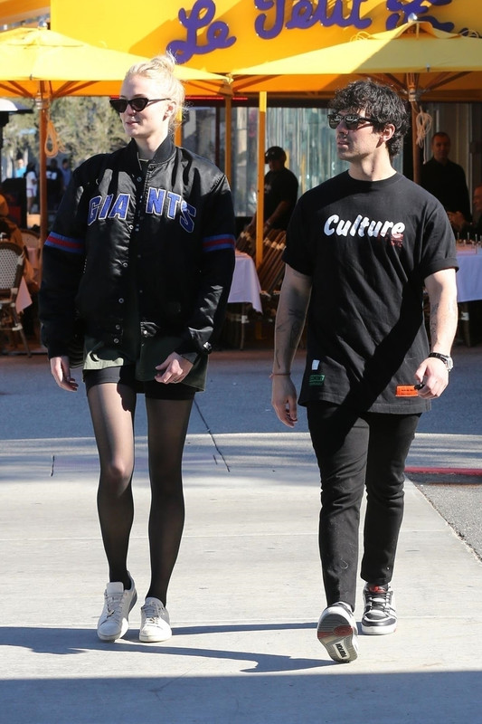 sophie-turner-shopping-in-la-12519-3