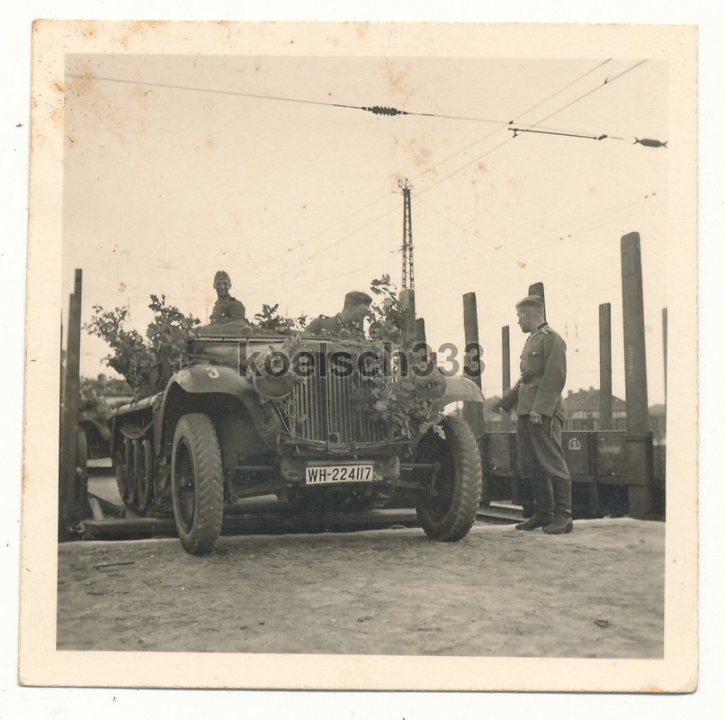 Foto Panzer Halbkette von der Panzer Abwehr Abt. 13 fährt vom Ei