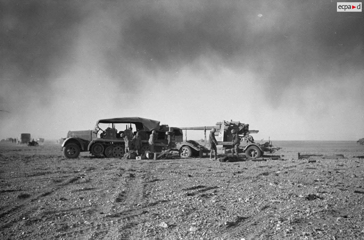 Un semi-chenillé Sd.kfz.7 tractant une pièce de 8,8 cm FlaK 37.