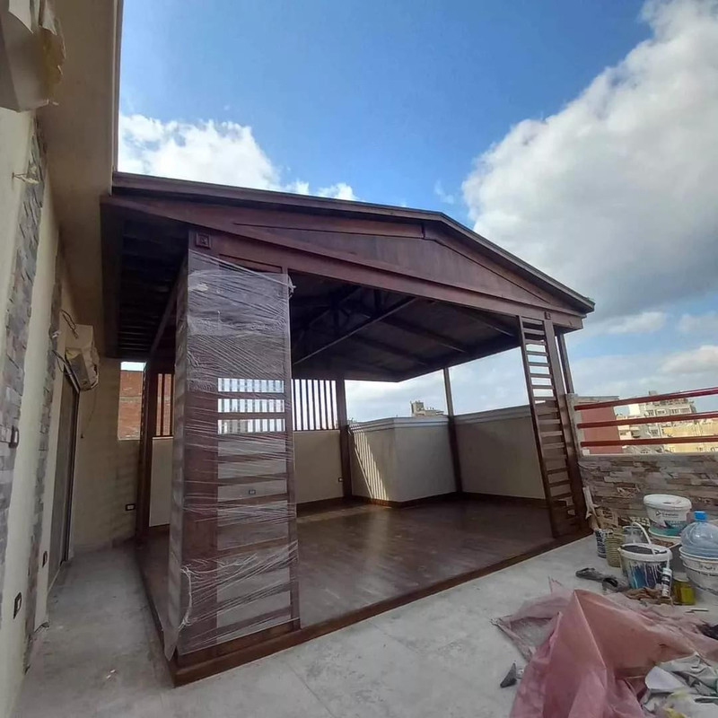 برجولة مع مظلة متحركة