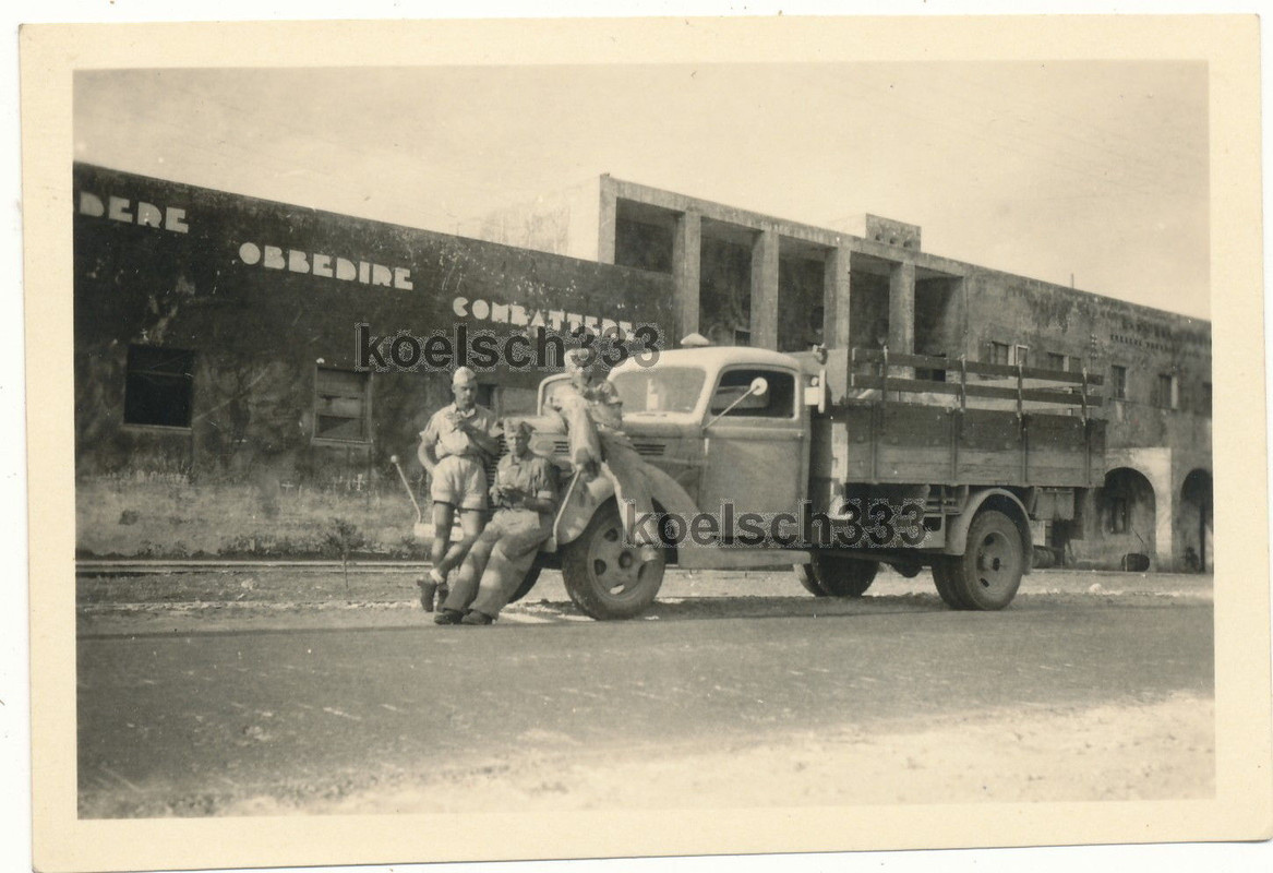 Ford LKW Afrika Korps Soldaten Gebäude mit itali