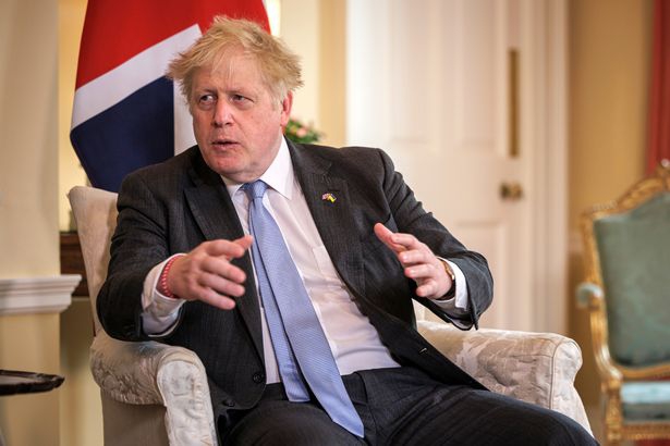 Boris Johnson es exhibido bebiendo durante presunta fiesta COVID