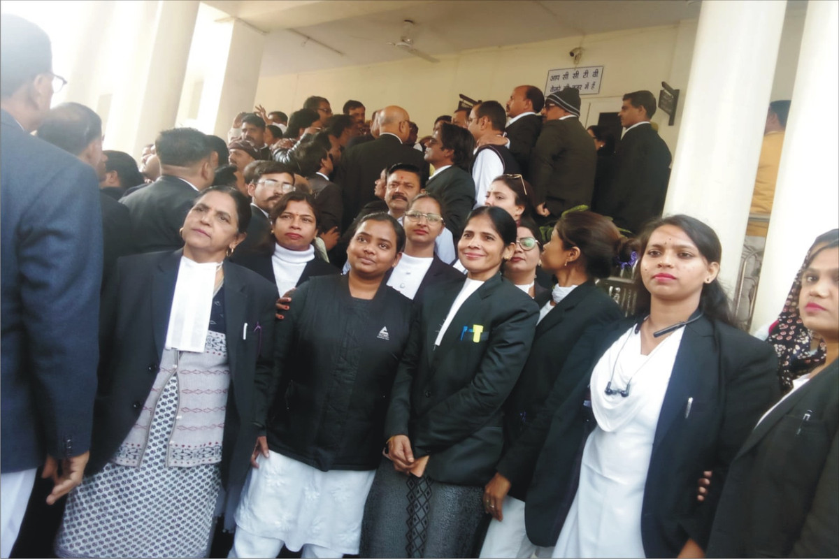 अधिवक्ताओं ने जिलाधिकारी को दिया ज्ञापन   मोटर दुर्घटना दावा न्यायाधिकरण कोर्ट को स्थानांतरण किया जाये 