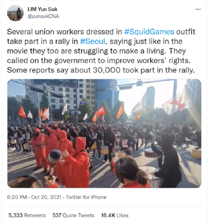 Ribuan orang turun ke jalanan Korea Selatan dengan mengenakan kostum Squid Game.