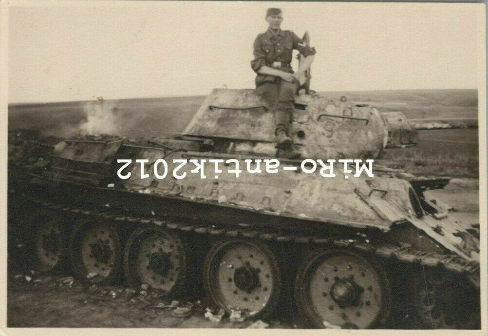 Foto, Wk2, Soldat sitzt auf einem zerstörten Panzer T-34