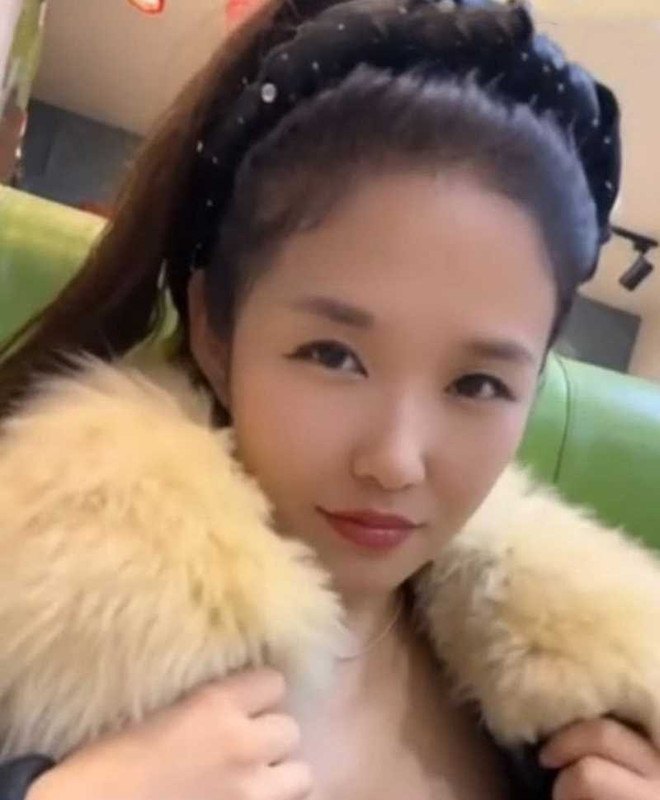 X5黑龙江已婚少妇 于春妹 真骚啊！长得美艳，身段火辣，奶子又大又圆！跟炮友婚内偷情，淫照性爱视频全被流出！视频里她穿开档黑丝，被无套爆操，小穴操的那是白浆四溢啊，还有内射流精的特写镜头！而且拍了多段