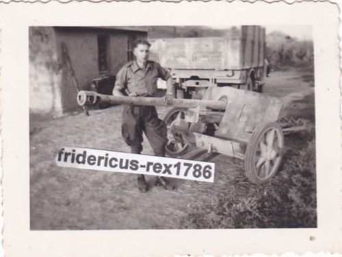 Foto Soldat vor 5-cm-PaK 38 Panzerabwehrkanone Panzerjäger Tarnanstrich camo