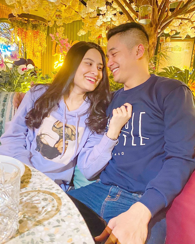 Artis peran Adly Fairuz dan kekasihnya Angbeen Rishi dikabarkan telah resmi menikah.