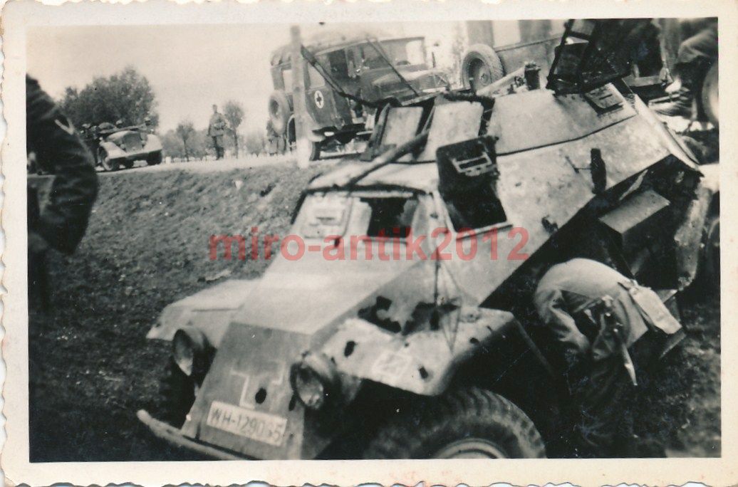 Foto, Blick auf einen leichten deutschen Schützenpanzer mit MG