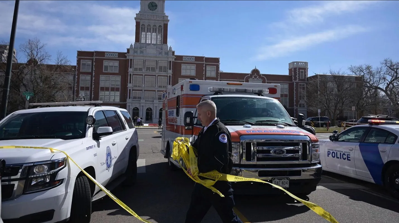 Estudiante aterroriza escuela en Denver, desata tiroteo y deja dos heridos