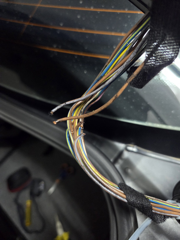 Cables-partidos-maletero-E46.jpg