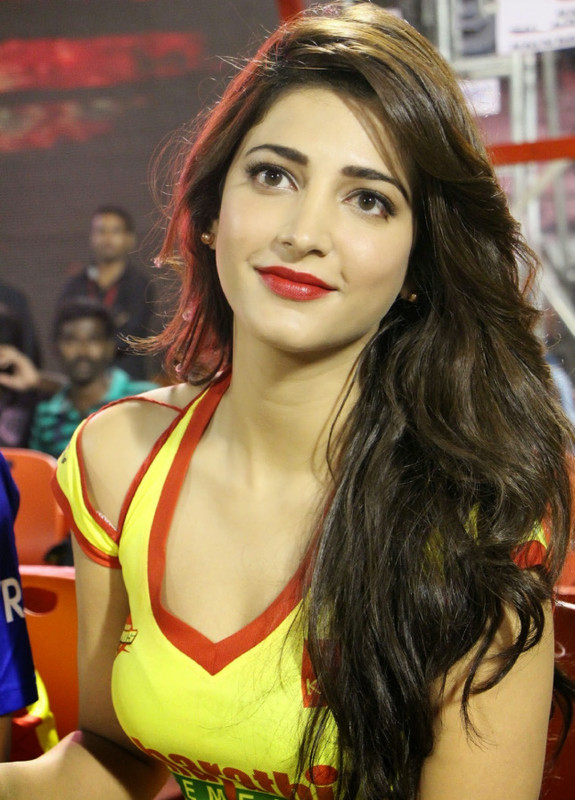 [Image: cbdd3-shruti-at-chennai-rhinos-vs-karnat...tch-12.jpg]