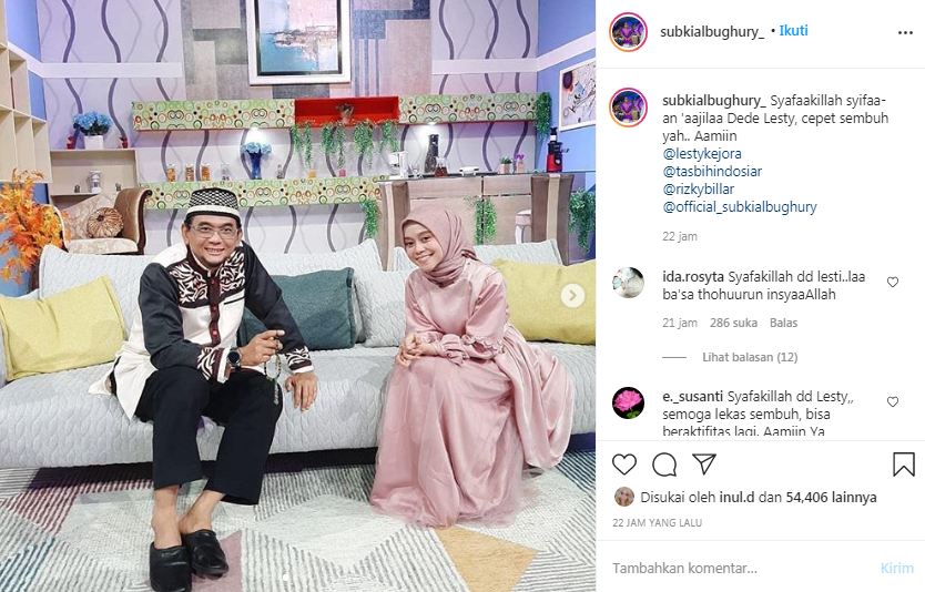 Ustaz Subki al-Bughury memanjatkan doa untuk kesembuhan Lesty Kejora