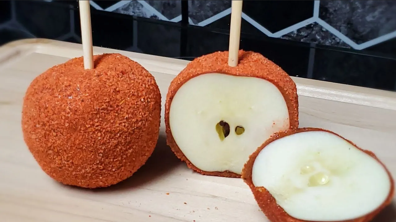 ¿Cómo preparar manzanas cubiertas con chamoy? Snack delicioso fácil de hacer