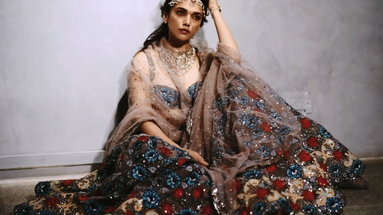 [Image: Aditi-Rao-Hydari-Peacock-mp4-snapshot-13.jpg]