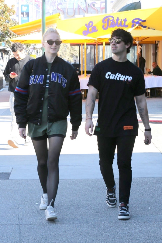 sophie-turner-shopping-in-la-12519-8