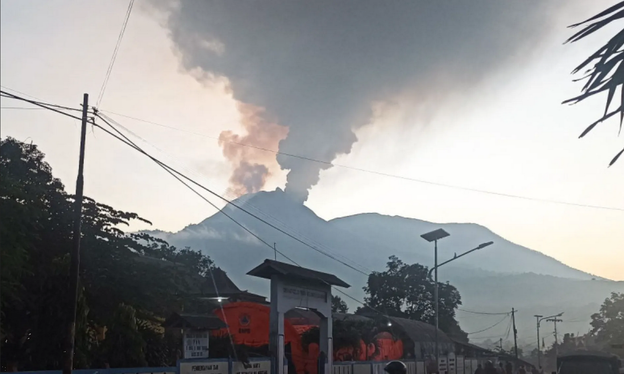 Cerca de mil 500 evacuados por la erupción de un volcán en Indonesia