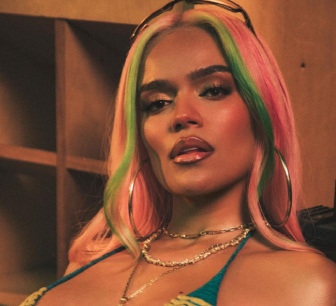 Karol G sorprende haciendo twerking y mostrando renovado look en nuevo