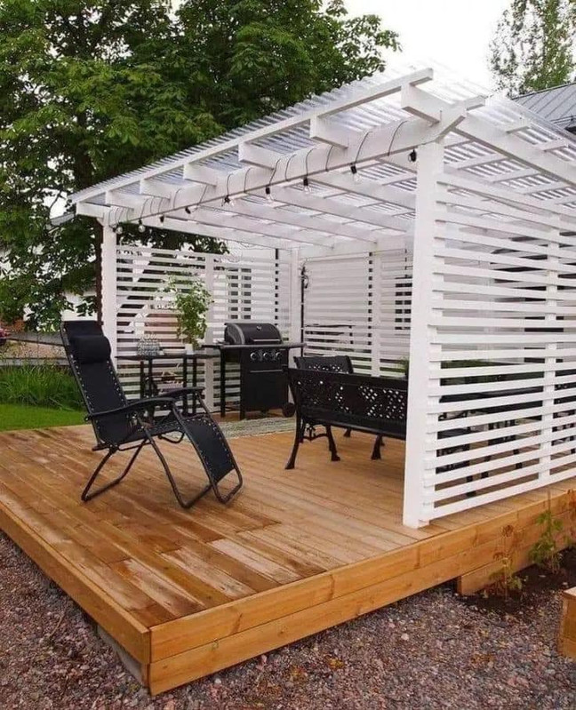 برجولة مع إضاءة ملونة