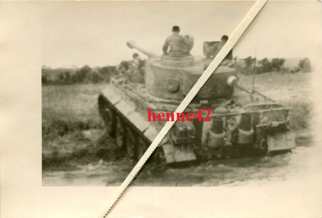 Foto Wehrmacht Tiger Panzer mit Turmnummer 323  im Gelände tank